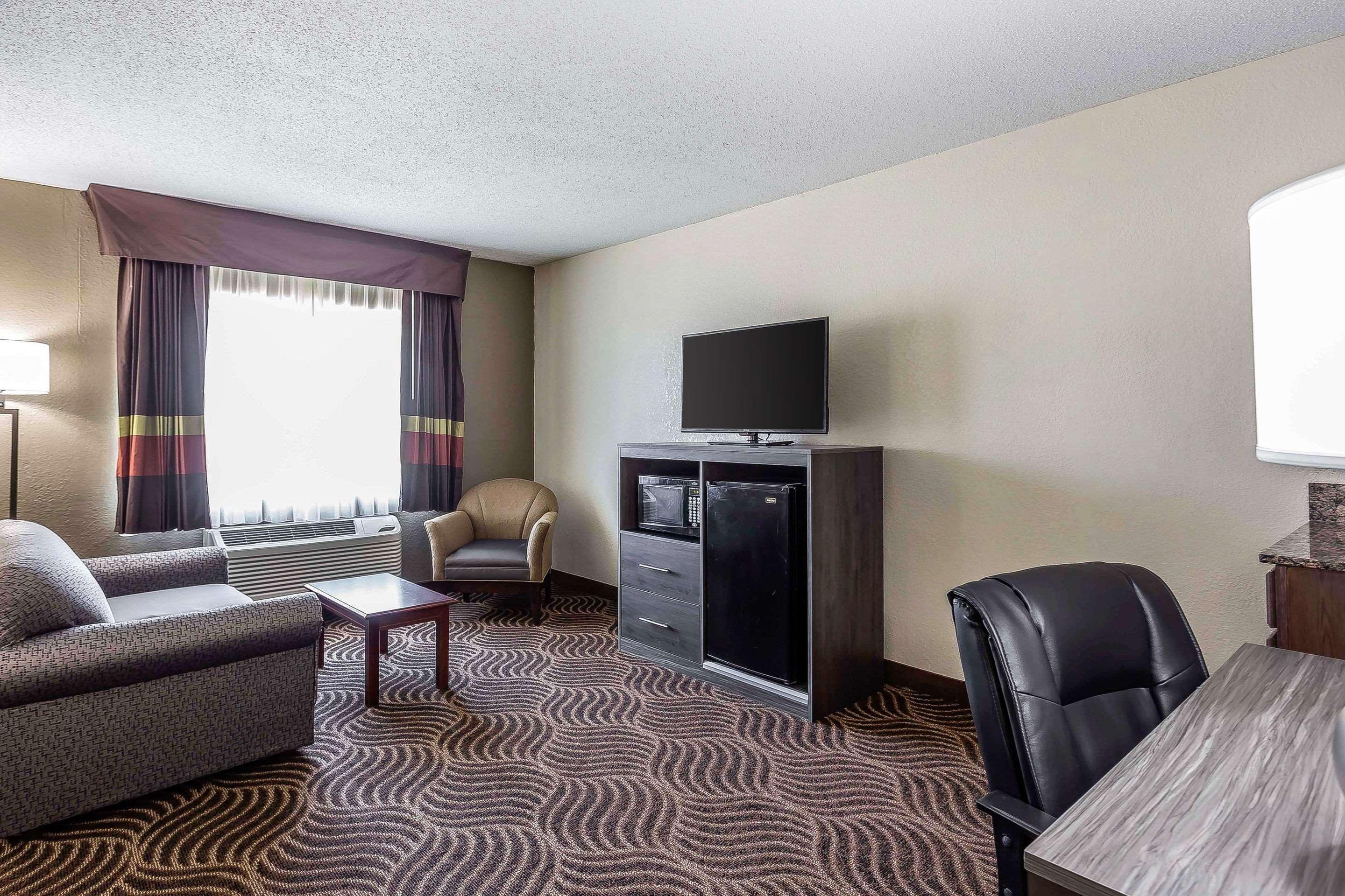 Quality Inn & Suites Salisbury Exterior photo